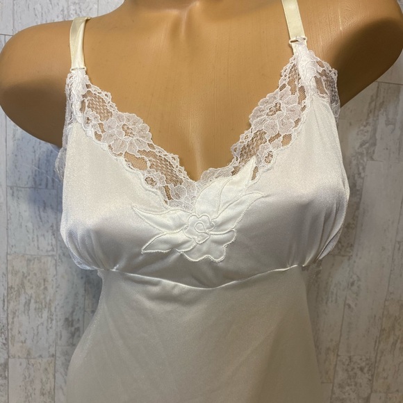 Vintage full Slip or Chemise 36 off white lace Nylon Richform USA retro sissy